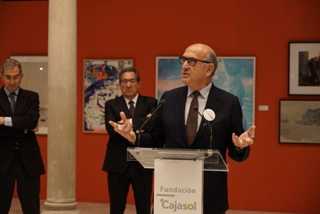 Francisco Herrera del Pueyo asiste a la presentación de la exposición y subasta benéfica de Proyecto Hombre Sevilla