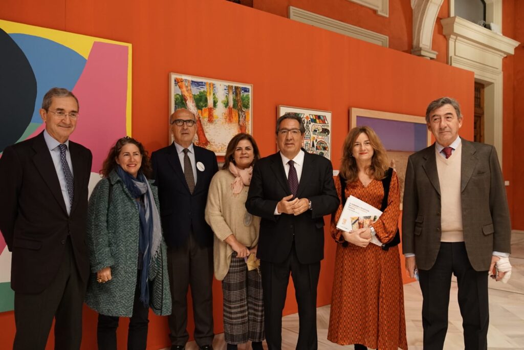Antonio Pulido Gutiérrez asiste a la presentación de la exposición y subasta benéfica de Proyecto Hombre Sevilla