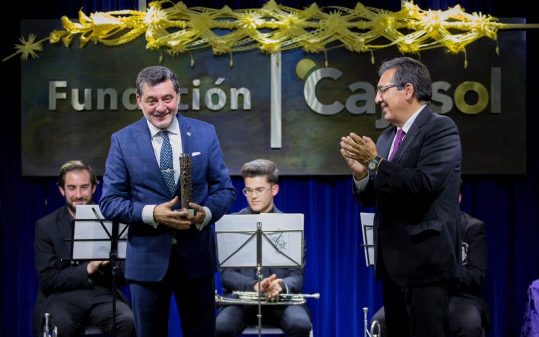 La Fundación Cajasol entrega su III Premio Gota a Gota de Pasión a Eduardo J. Sugrañes, en Huelva