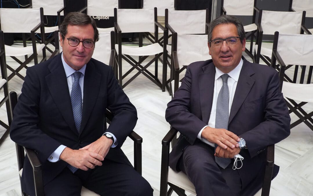 Antonio Pulido y Antonio Garamendi conversan en Cajasol