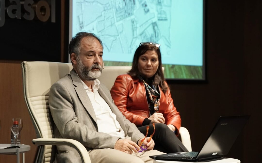 Coloquio sobre la trayectoria artística de Cristóbal Ramos a cargo de Fernando Gabardón, en la Fundación Cajasol