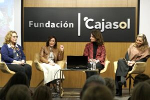 Bárbara Rosillo, Consuelo Carvajal, María José Sánchez Espinar y Delia Núñez muestran en la Fundación Cajasol los usos de la mantilla a lo largo de la historia.