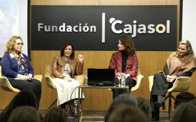 Bárbara Rosillo, Consuelo Carvajal, María José Sánchez Espinar y Delia Núñez muestran en la Fundación Cajasol los usos de la mantilla a lo largo de la historia.