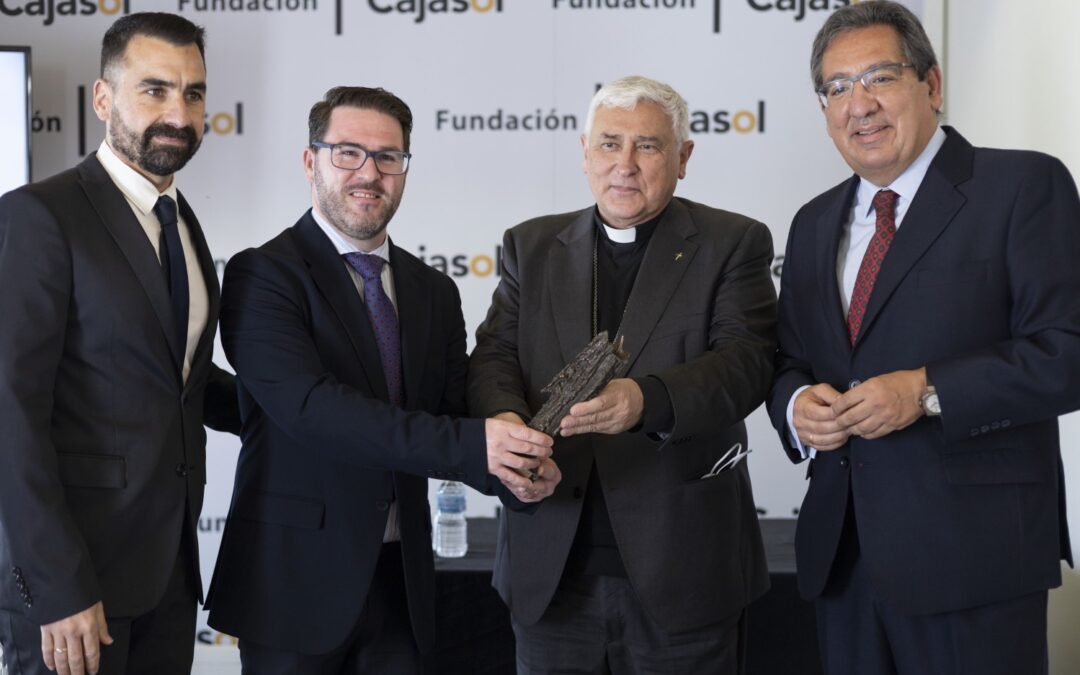 Antonio Pulido entrega el Premio Gota a Gota Cádiz a la Banda del Rosario