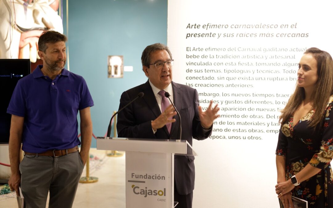Antonio Pulido asiste a la inauguración de la exposición “Re conociendo el Carnaval” en la sede de la Fundación Cajasol en Cádiz