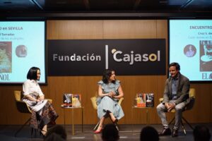 La Fundación Cajasol acoge un encuentro literario moderado por Inma León y protagonizado por Cruz Sánchez de Lara y Rafael Tarradas.