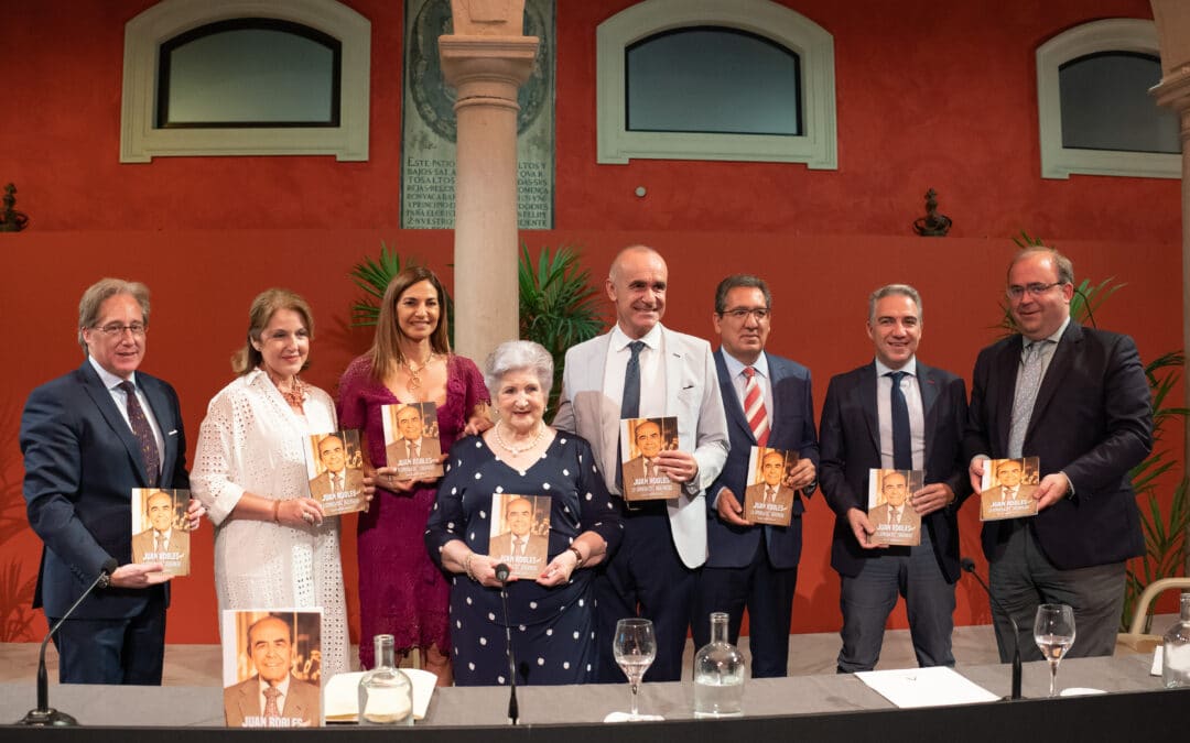 Antonio Pulido asiste a la presentación del libro Juan Robles, la sonrisa del tabernero, escrito por Carlos Navarro Antolín y editado por la Fundación Cajasol