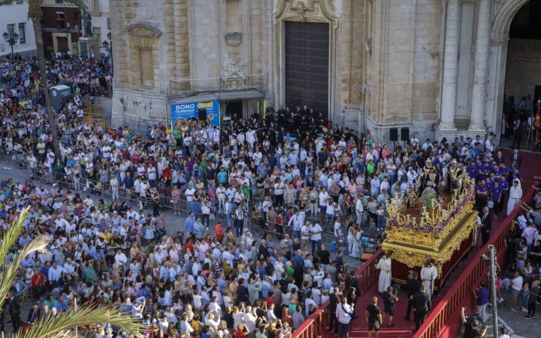 La Fundación Cajasol ha querido formar parte de la procesión Magna que este 17 de septiembre, sale a las calles de Cádiz mediante la edición de un desplegable.