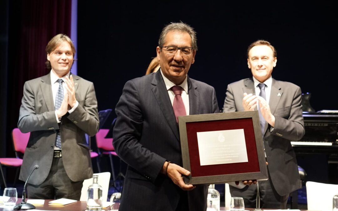 Antonio Pulido recoge la Placa de Honor del Instituto de Reales Academias de Andalucia a la Fundacion Cajasol