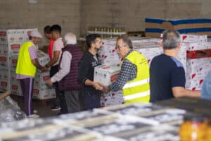 Andaluces Compartiendo, impulsado por LANDALUZ, Fundación Cajasol y la Fundación ‘la Caixa’, ha realizado una donación de alimentos para las familias onubenses.