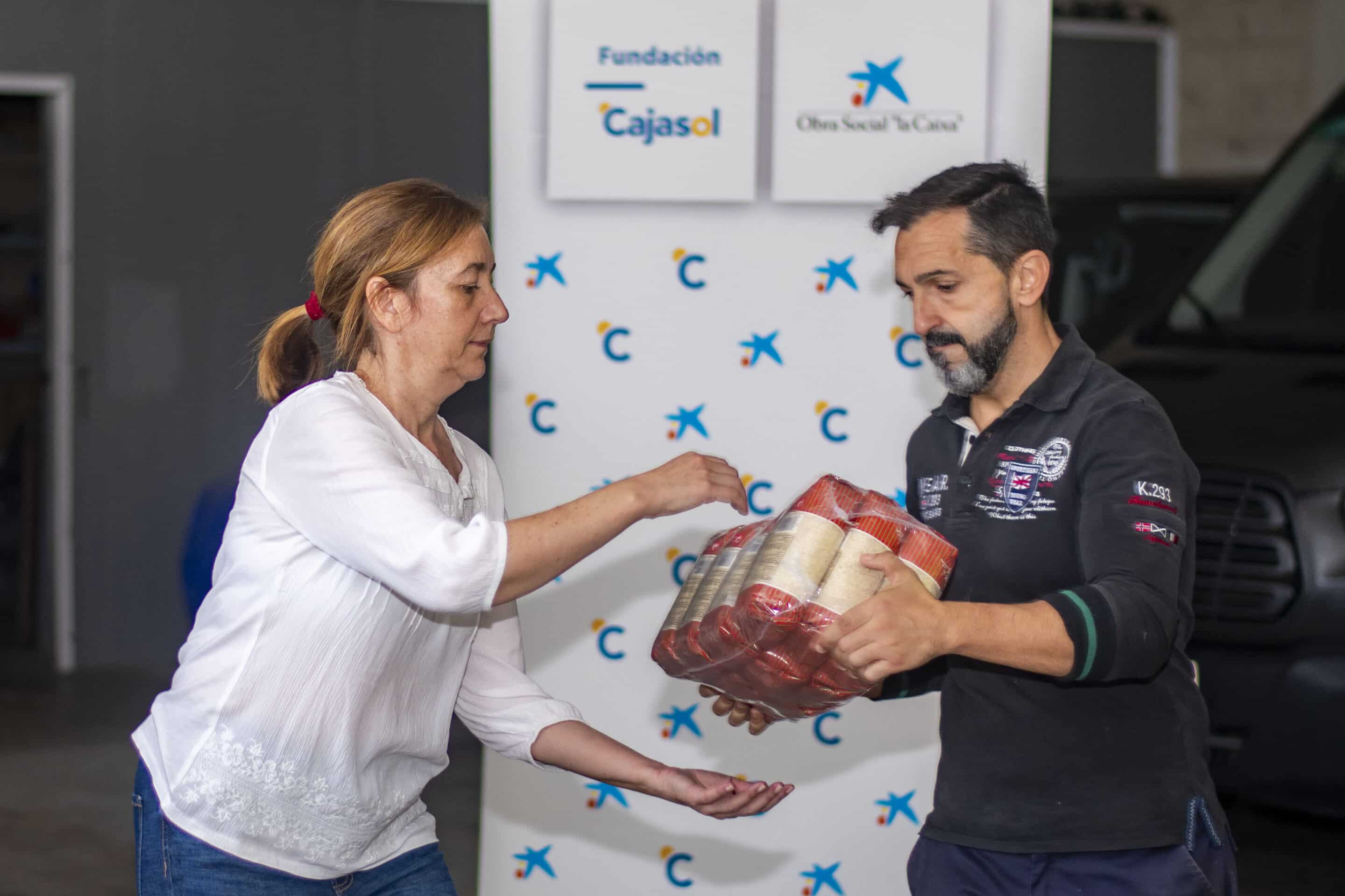 Andaluces Compartiendo dona alimentos en Huelva