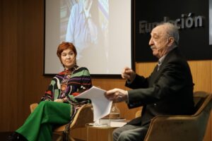 La Fundación Cajasol ha acogido la presentación del libro ‘Flamencos. Viaje a la generación perdida’ escrita a título póstumo por Manuel Herrera Rodas .