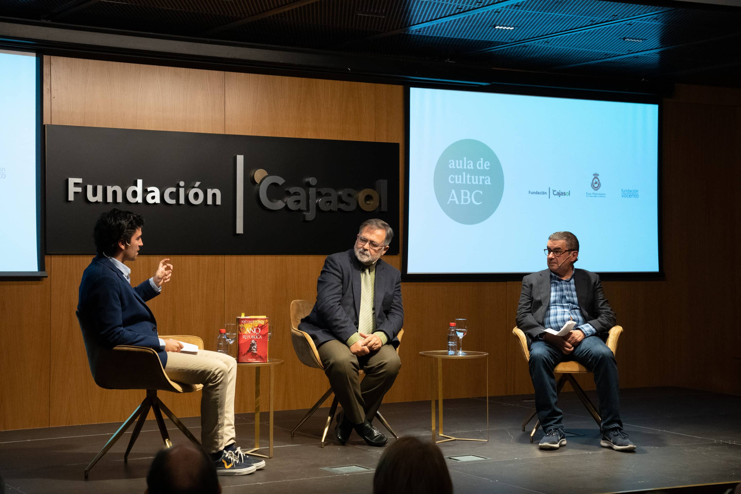 El escritor y profesor José Calvo Poyato presenta "El Año de la República", en el “Aula de Cultura ABC”, acompañado de Francisco Robles y Luis Ybarra.