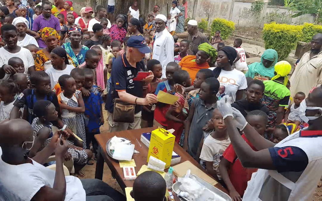 La Fundación Cajasol colabora con la ONG África Arco Iris con vacunas contra la Meningitis C en Costa de Marfil
