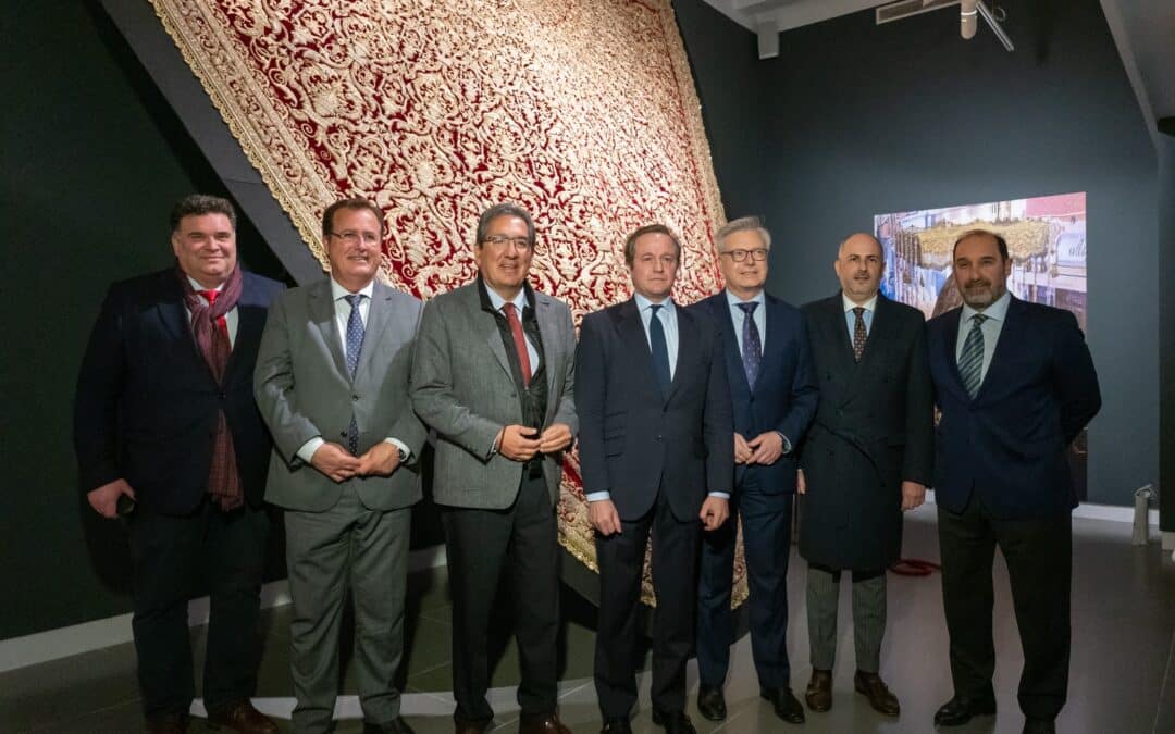 Antonio Pulido asiste a la inauguración de ‘Bajo un manto de Amor’, exposición de la restauración del manto procesional de Nuestra Señora del Socorro