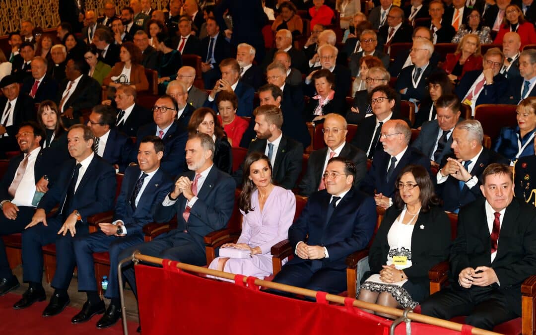 Antonio Pulido presidente de Fundación Cajasol y Sus Majestades los Reyes de España, Don Felipe y Doña Letizia