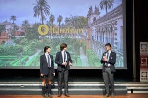 El Teatro Cajasol Sevilla ha acogido la clausura de la VI edición de 'I'm Growlaber', organizada por Cesur con la colaboración de la Fundación Cajasol.