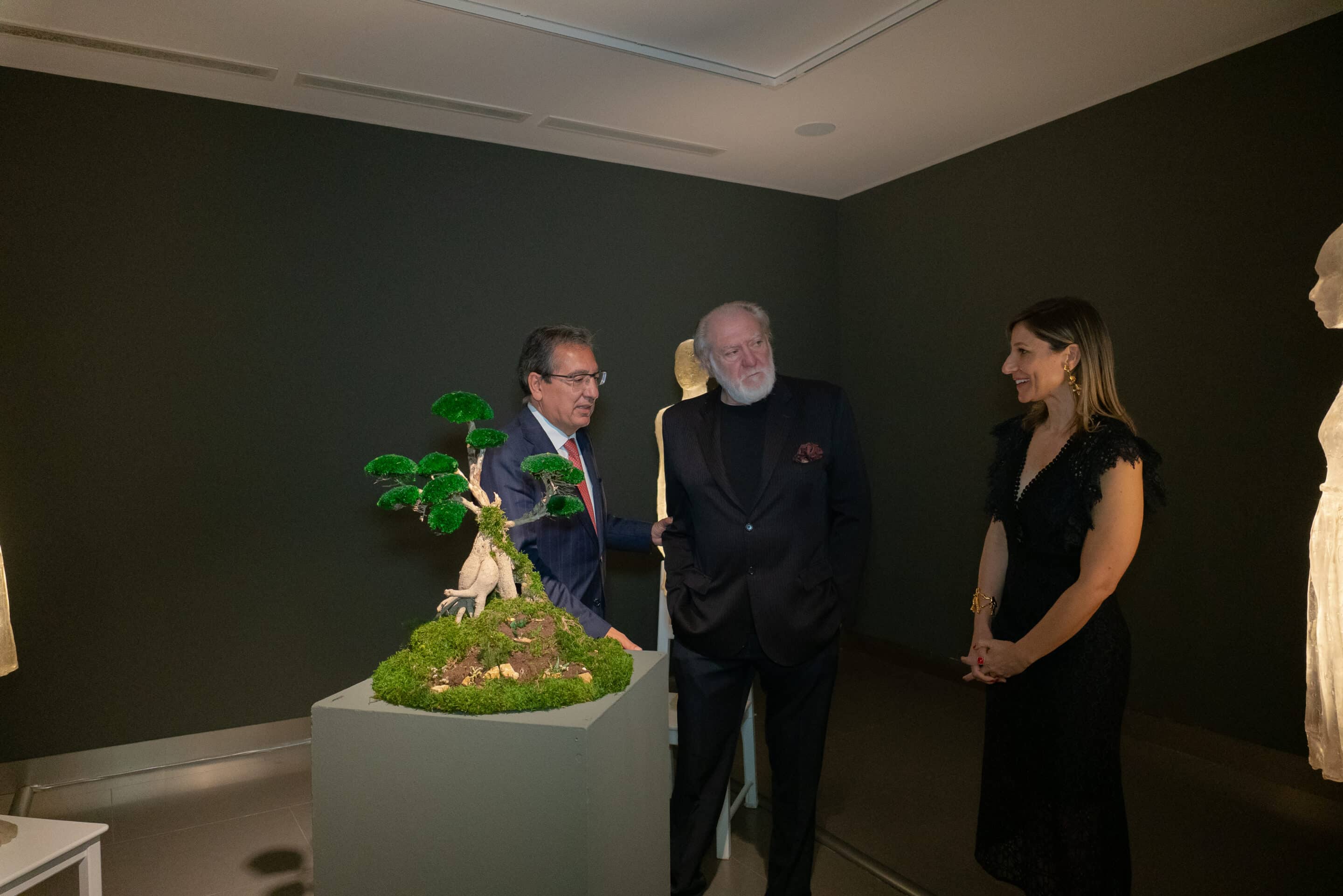 La Fundación Cajasol inaugura la exposición 'Epifanías', del artista argentino Eugenio Cuttica, en un acto con Antonio Pulido, Violeta Frank, Reyes Abad y el propio autor.