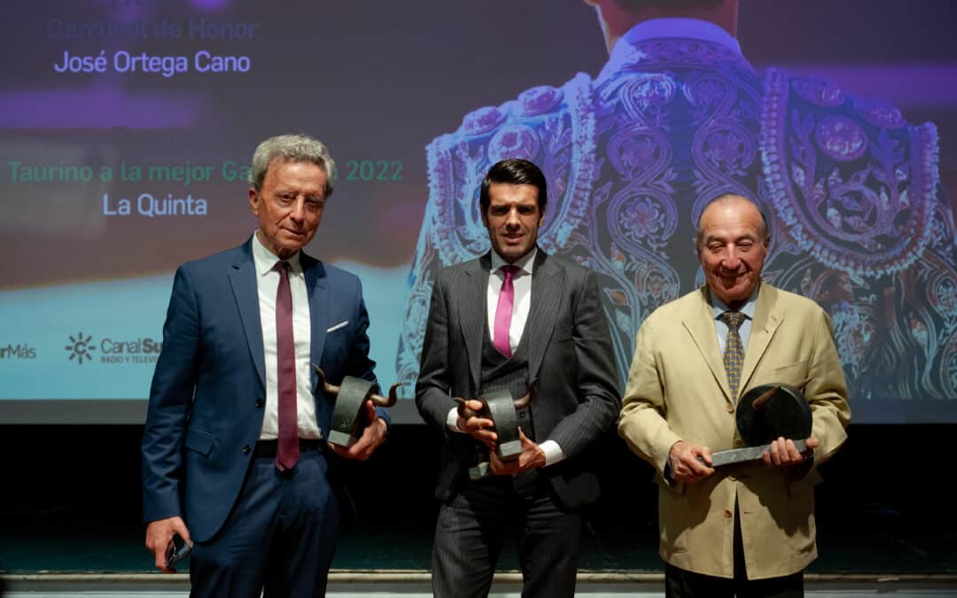 Ortega Cano, Emilio de Justo y Álvaro Martínez Conradi, ganadería La Quinta, han recogido en la Fundación Cajasol en Sevilla los Premios Carrusel Taurino 2022.