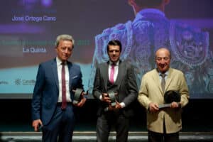 Ortega Cano, Emilio de Justo y Álvaro Martínez Conradi, ganadería La Quinta, han recogido en la Fundación Cajasol en Sevilla los Premios Carrusel Taurino 2022.
