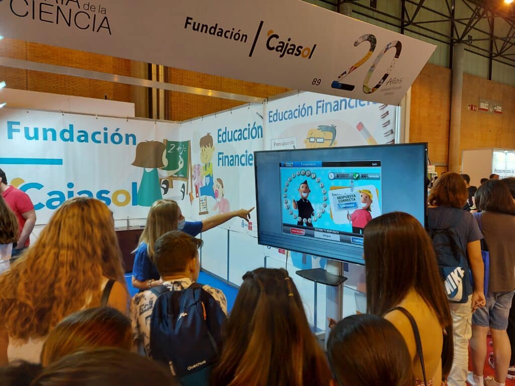 La Fundación Cajasol participa en la XXI Feria de la Ciencia de Sevilla en FIBES, los días 10, 11 y 12 de mayo, con un stand dedicado a la educación financiera.