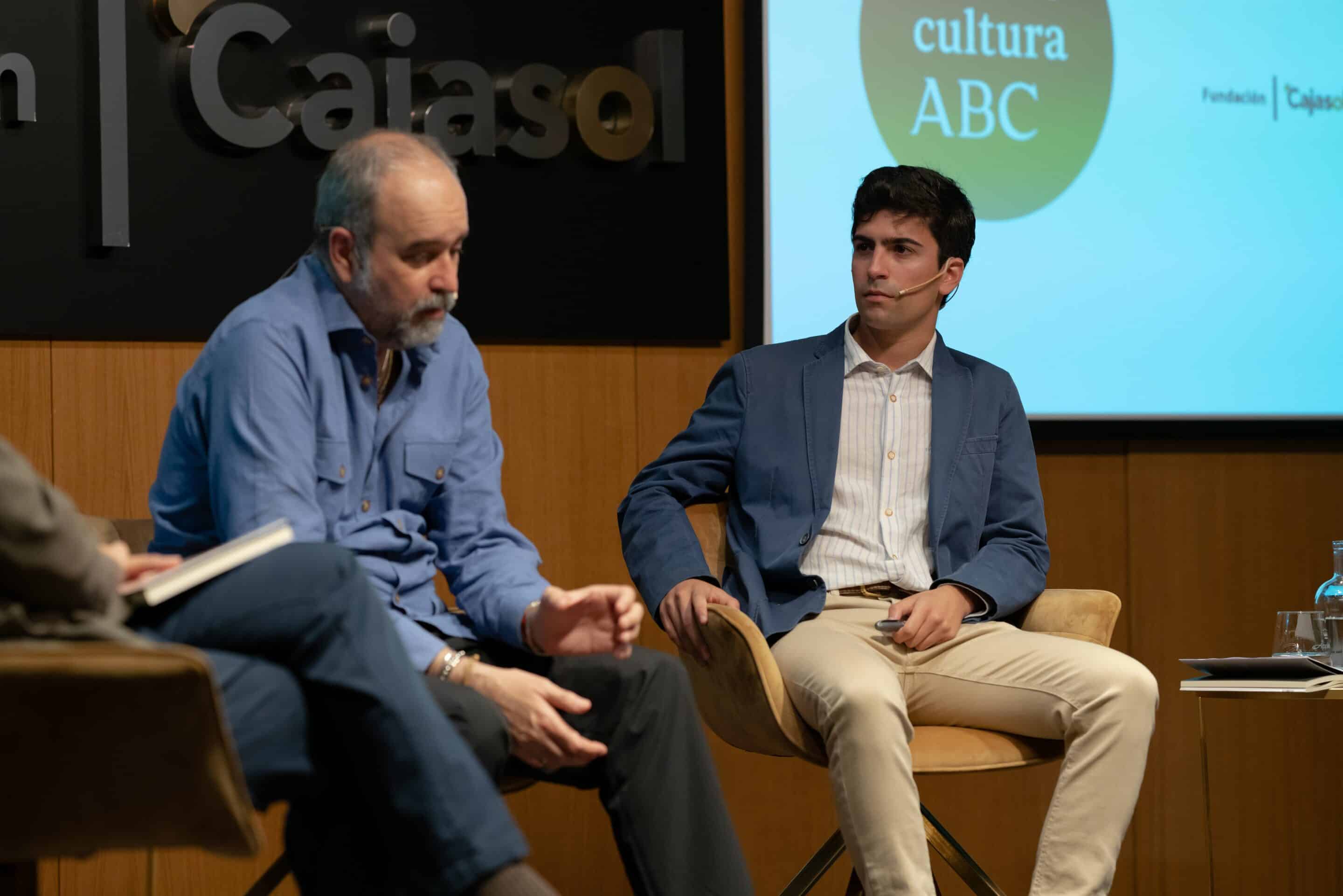El Aula de Cultura de ABC de Sevilla ha acogido la presentación del libro 'Txlaparta', un trabajo de Agustín Pery sobre los años más duros del terrorismo de ETA