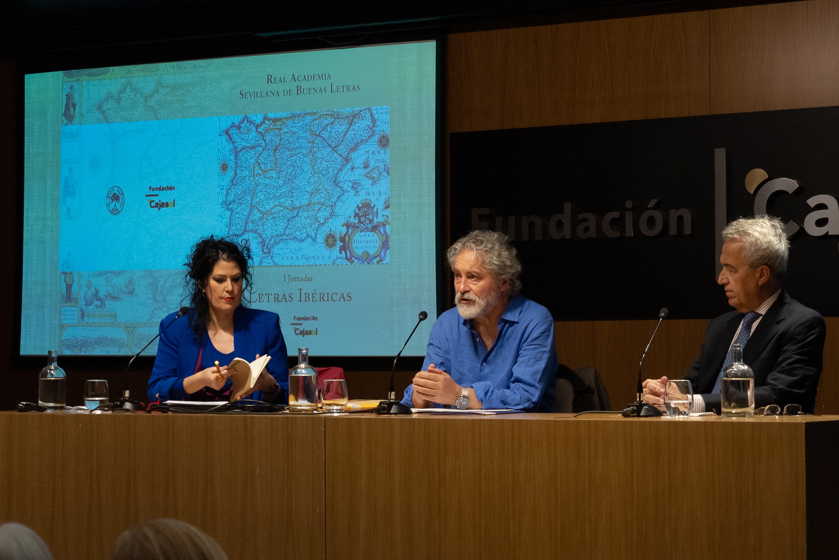 Manuel Rivas cerró 'Letras ibéricas', organizadas por la Real Academia Sevillana de Buenas Letras en colaboración con Fundación Saramago y la Fundación Cajasol.