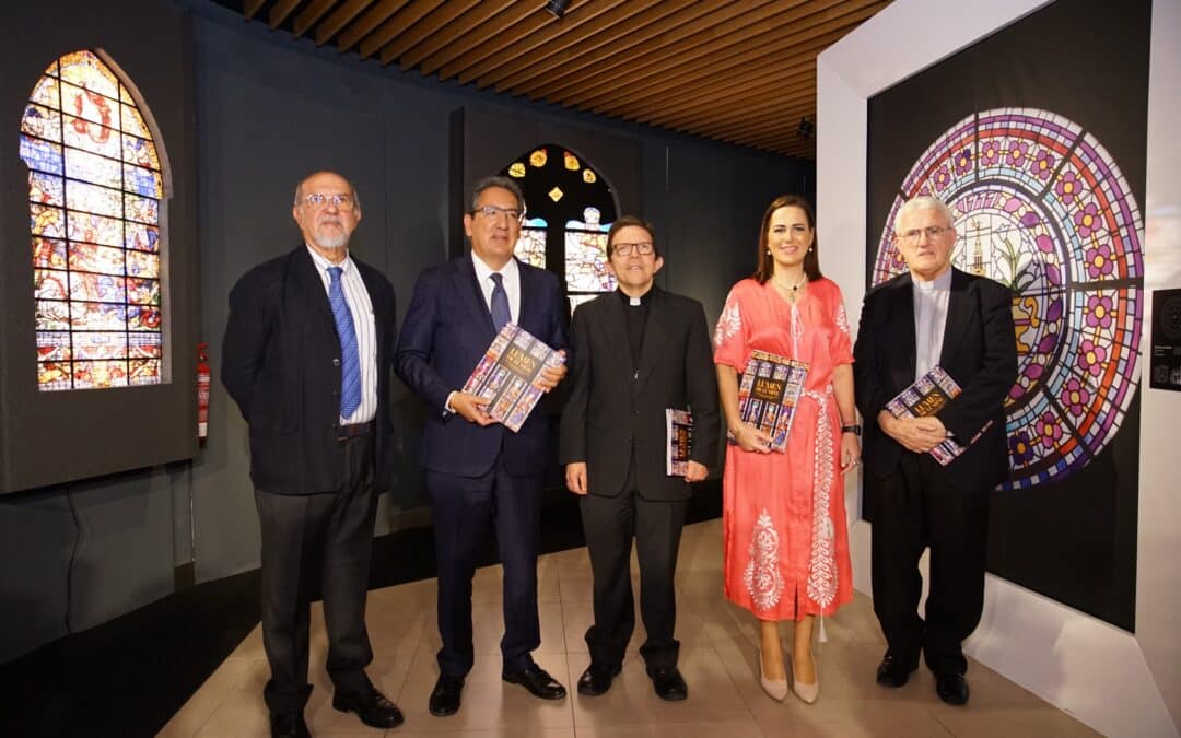 La Fundación Cajasol inaugura la exposición “LUMEN DE LÚMINE. Conservación preventiva de las vidrieras en la Catedral de Sevilla”