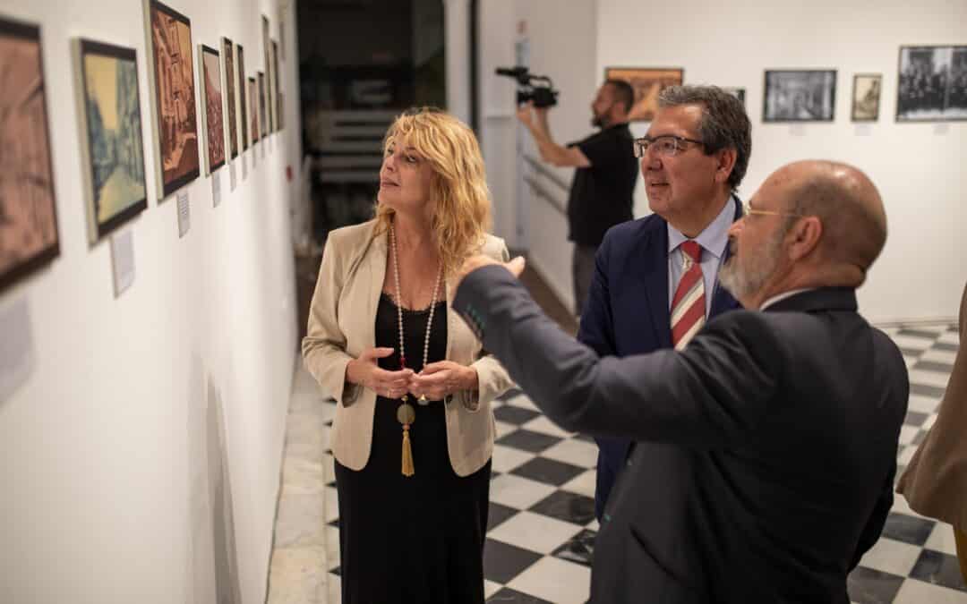 Antonio Pulido inaugura junto a Pilar Miranda la muestra Huelva hace 100 años, de cuando nació El Comercial