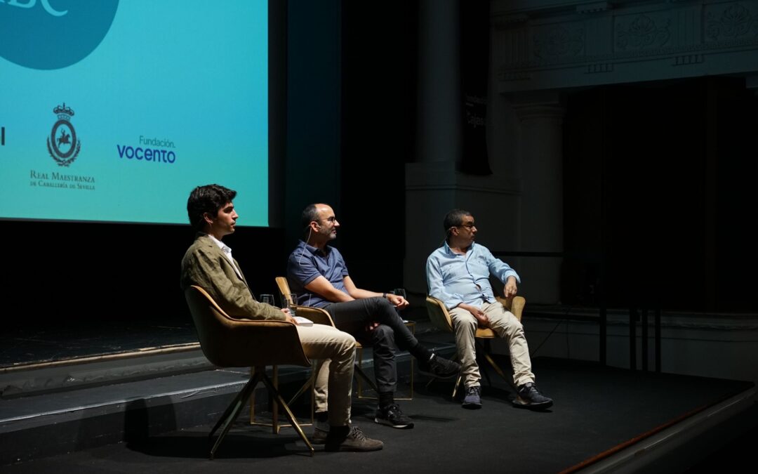 El Teatro Cajasol se llena para acoger la presentación del libro 'El método para vivir sin miedo’, de Rafael Santandreu, en el Aula de Cultura de ABC Sevilla.