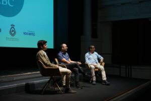 El Teatro Cajasol se llena para acoger la presentación del libro 'El método para vivir sin miedo’, de Rafael Santandreu, en el Aula de Cultura de ABC Sevilla.