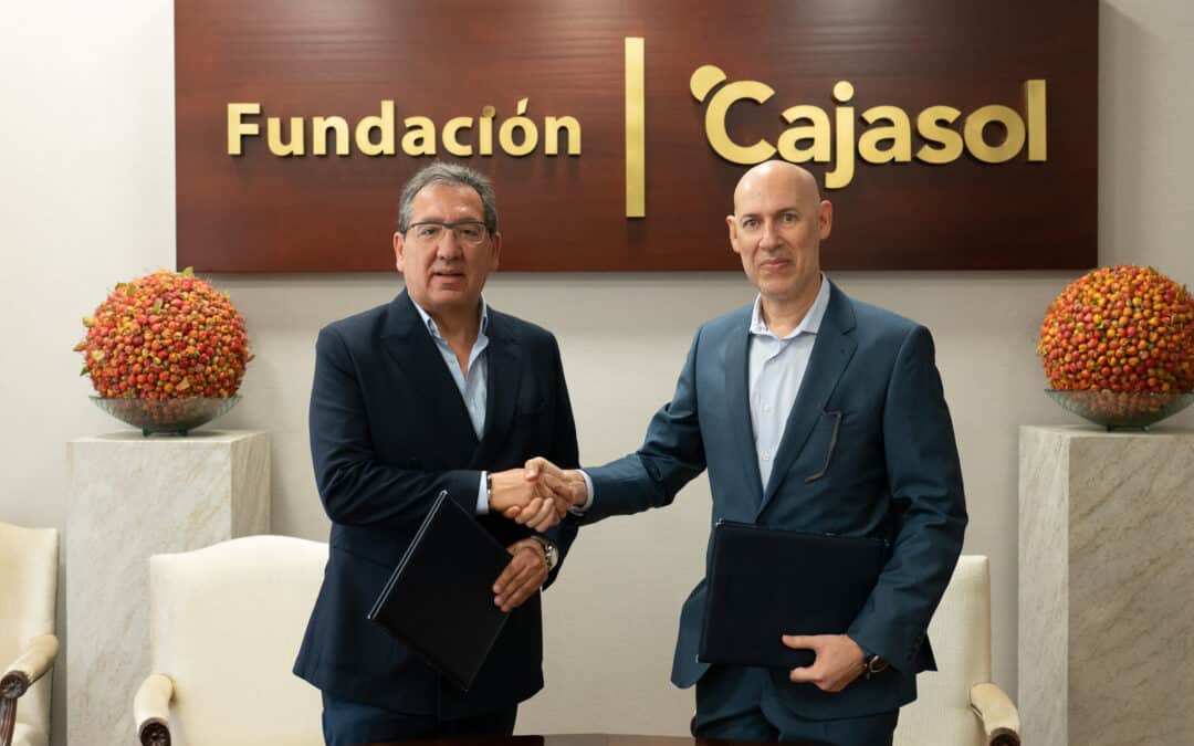 Antonio Pulido, presidente de Fundación Cajasol, y Martos Manuel Galán, presidente del Club Agrupación de Voleibol Esquimo, han renovado la colaboración para fomentar el deporte base.