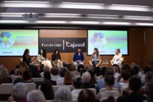 La Fundación Cajasol ha celebrado en Sevilla la mesa redonda Preloved Fashion sobre la sostenibilidad y reutilización de las prendas, organizada por Grupo Joly.