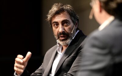 Juan del Val llena el Teatro Cajasol con la presentación de su libro «Bocabesada»