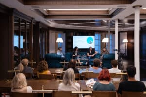 La Sala Literaria Bécquer se llena para celebrar el Día de las Escritoras