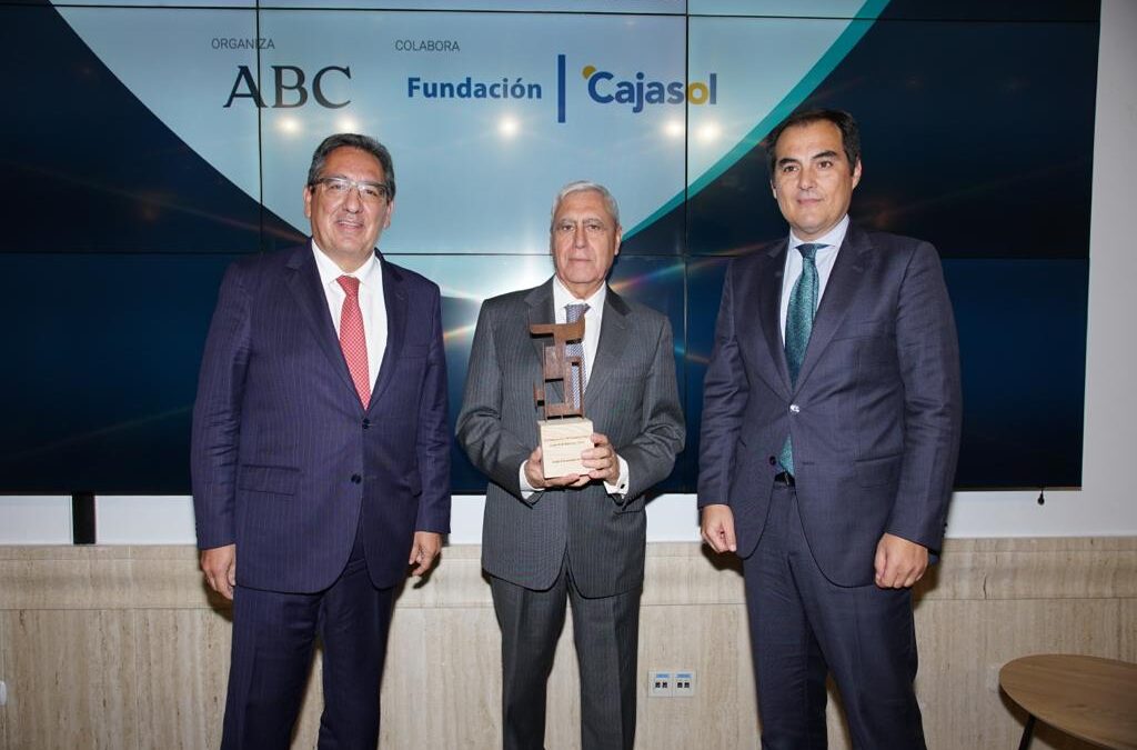 Pedro Cruz Villalón recibe el XII Premio Jurídico ABC Andalucía