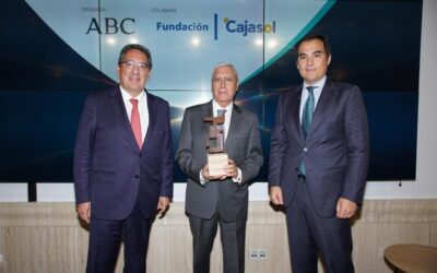 Pedro Cruz Villalón recibe el XII Premio Jurídico ABC Andalucía