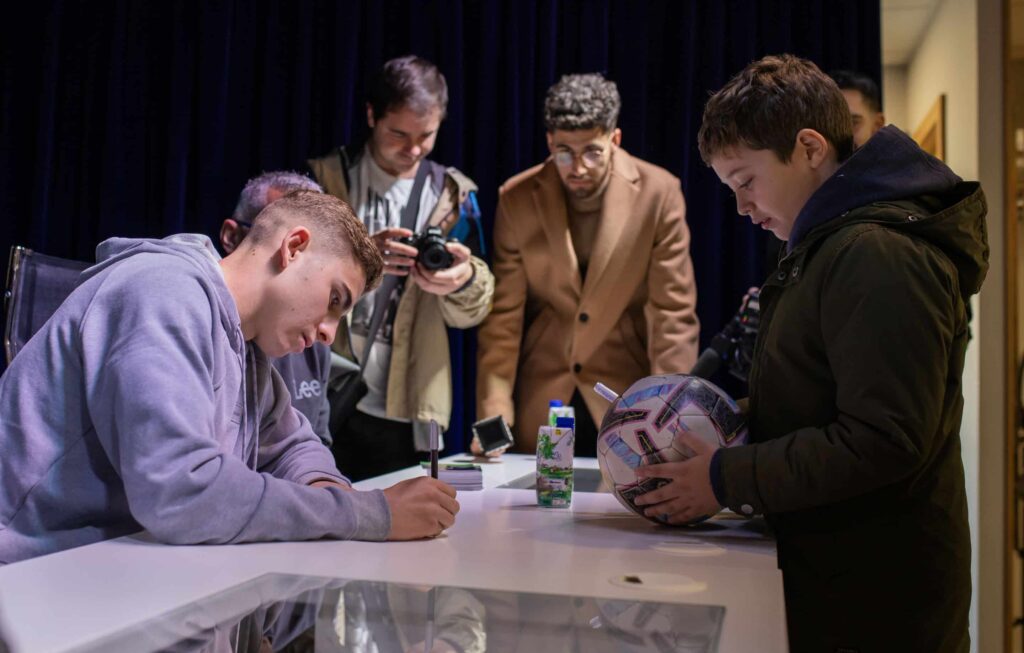 Fermín López, estrella del FC Barcelona, se encuentra con sus fans en la Fundación Cajasol