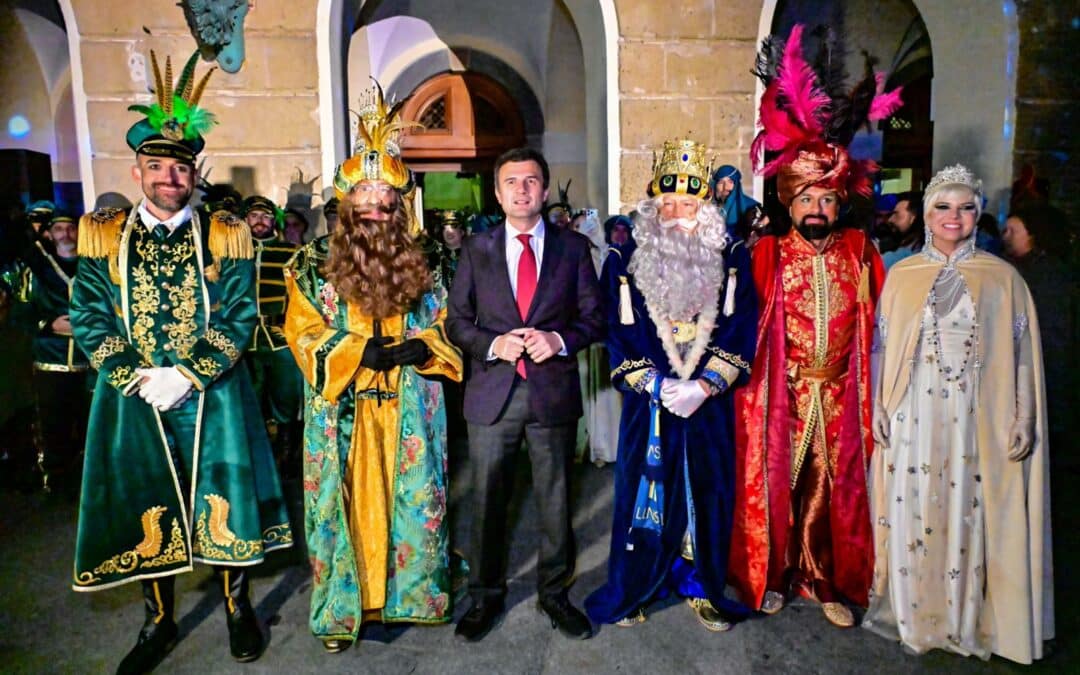 Los Reyes Magos ilusionan a niños y mayores en Cádiz