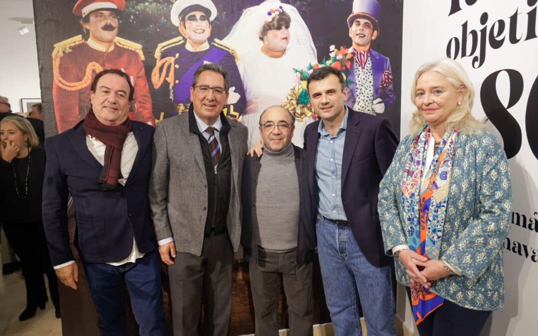 La Fundación Cajasol se viste de carnaval con la inauguración de la exposición “Kiki: objetivo los 80. La década mágica del Carnaval”