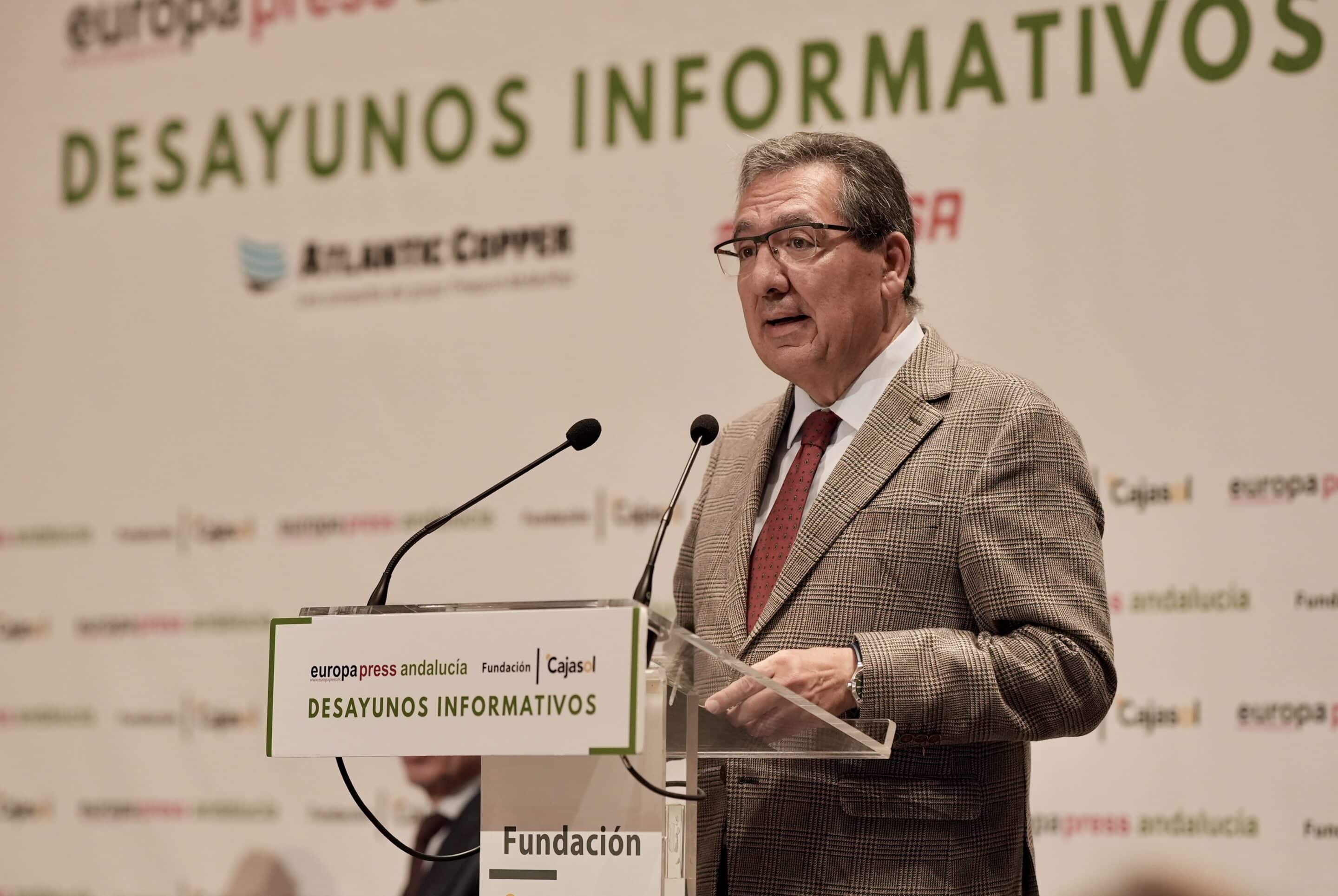 Javier Fernández de los Ríos y Antonio Pulido en los Desayunos Informativos en Cajasol