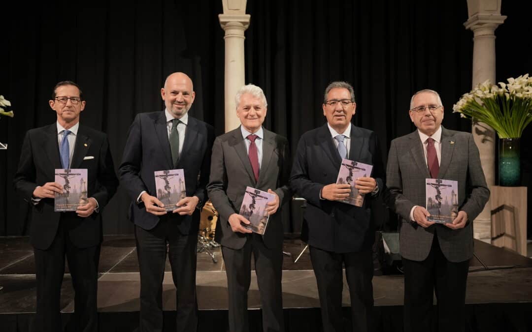 Antonio Pulido presenta la edición impresa del Pregón de la Semana Santa de Sevilla 2024