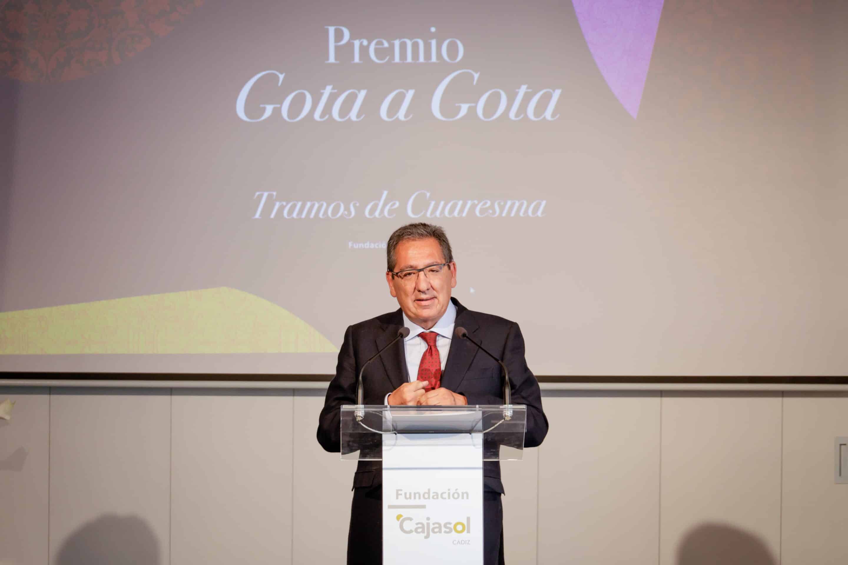 Antonio Pulido entrega los Premios Gota a Gota de Pasión Cádiz 2024 al obispo
