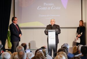 Antonio Pulido entrega los Premios Gota a Gota de Pasión Cádiz 2024 al obispo