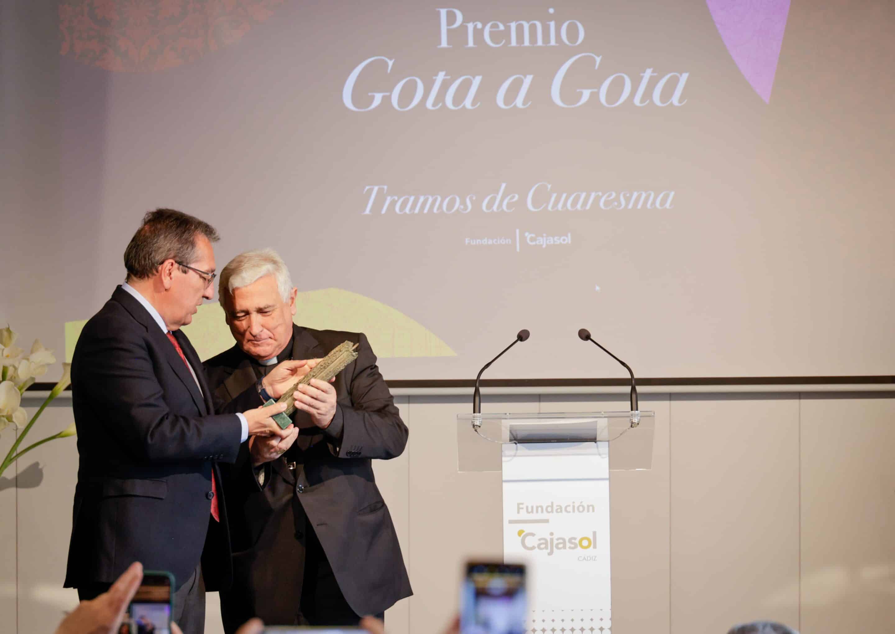Antonio Pulido entrega los Premios Gota a Gota de Pasión Cádiz 2024 al obispo