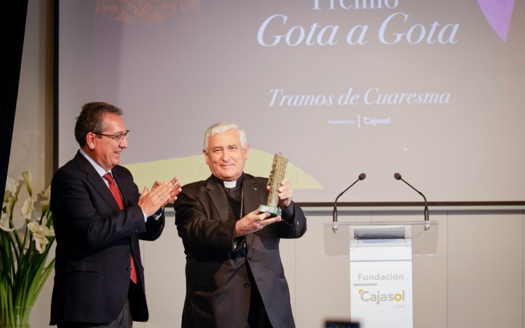 La Fundación Cajasol entrega sus Premios “Gota a Gota de Pasión 2024”al Obispo de Cádiz