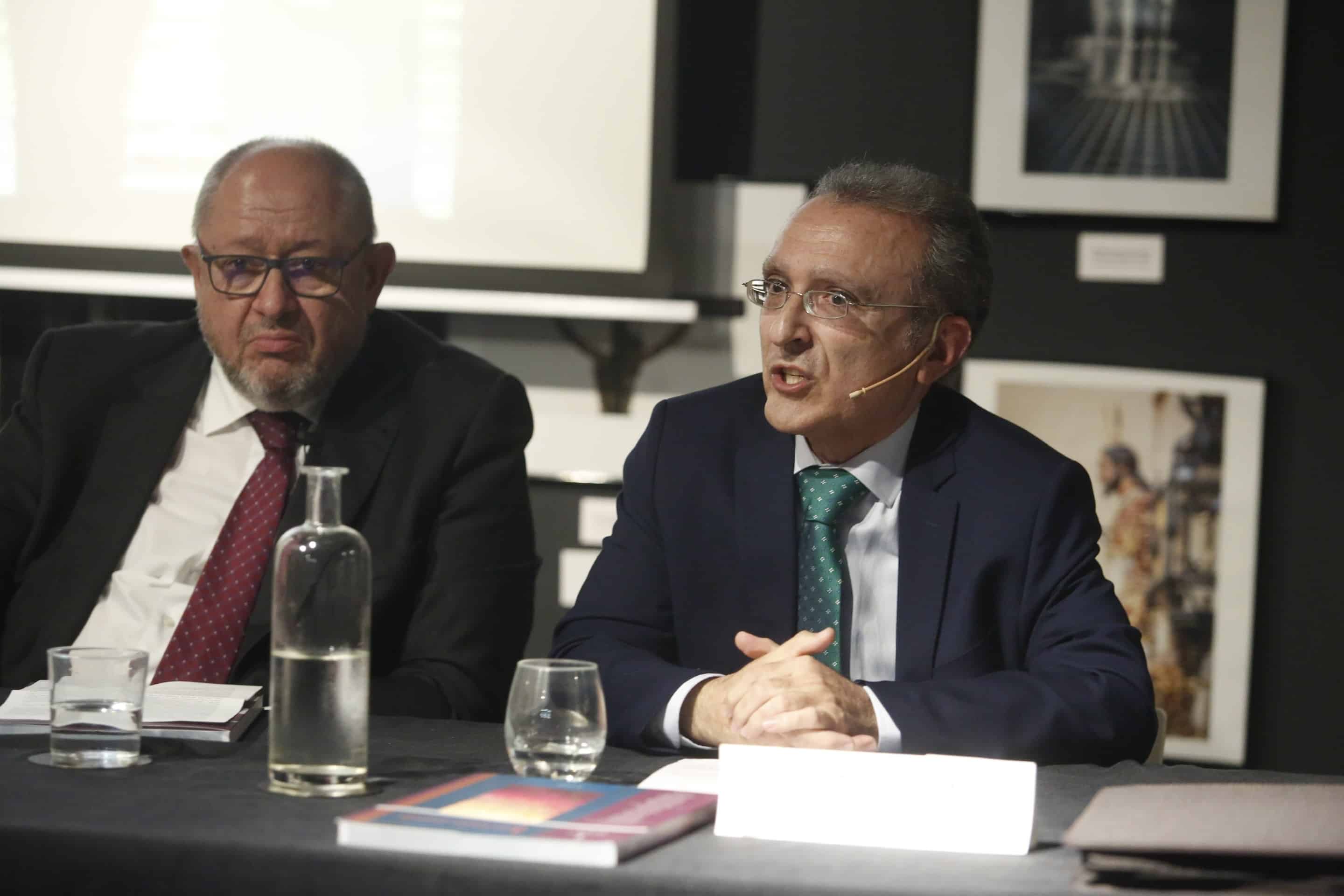 Antonio Pulido en la presentación del monográfico Las Huellas literarias, de Ánfora Nova