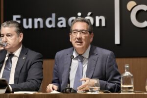 Antonio Pulido y Antonio Sanz asisten a la presentación del libro 'El fracaso es el principio del éxito' en Fundación Cajasol