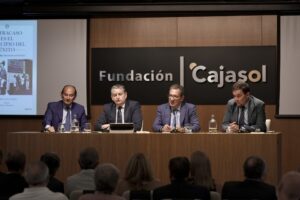 Antonio Pulido y Antonio Sanz asisten a la presentación del libro 'El fracaso es el principio del éxito' en Fundación Cajasol