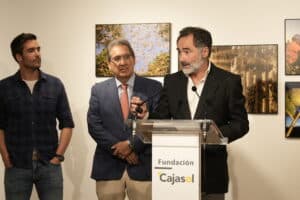 Antonio Pulido inaugura World Press Photo 2024 en la Fundación Cajasol en Sevilla